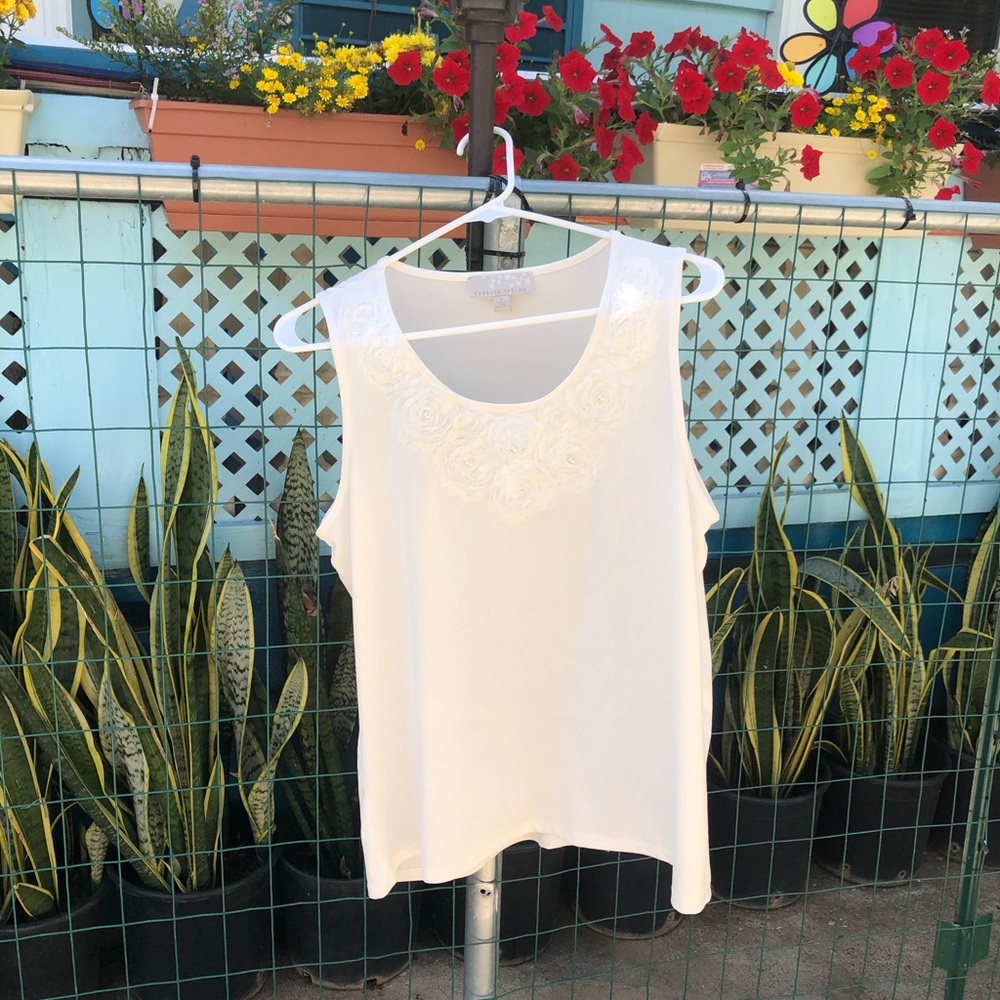 Creamy white sleeveless flower laces neck blouse